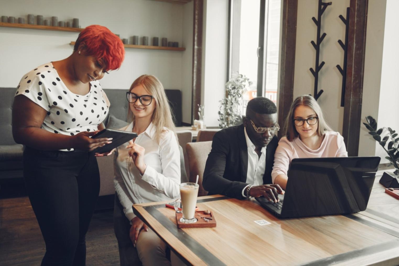 Séance de travail avec les formateurs ephraiaivian autour d'un projet de création d'entreprise